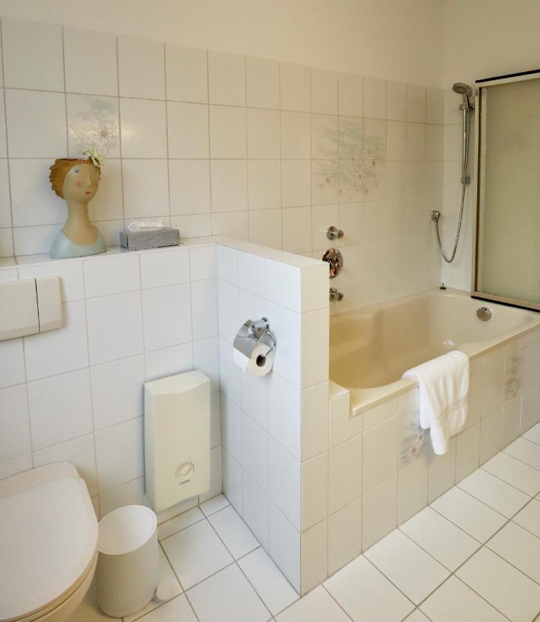 Boho Apartment: Netflix + Balcony + Bathtub